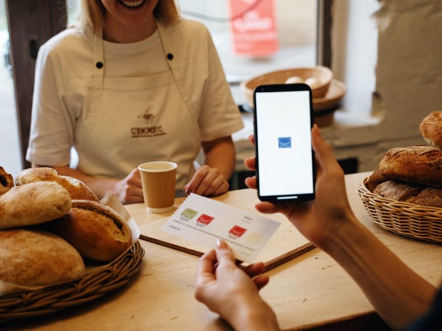 Kunde zeigt in der Bäckerei die Treuekarte